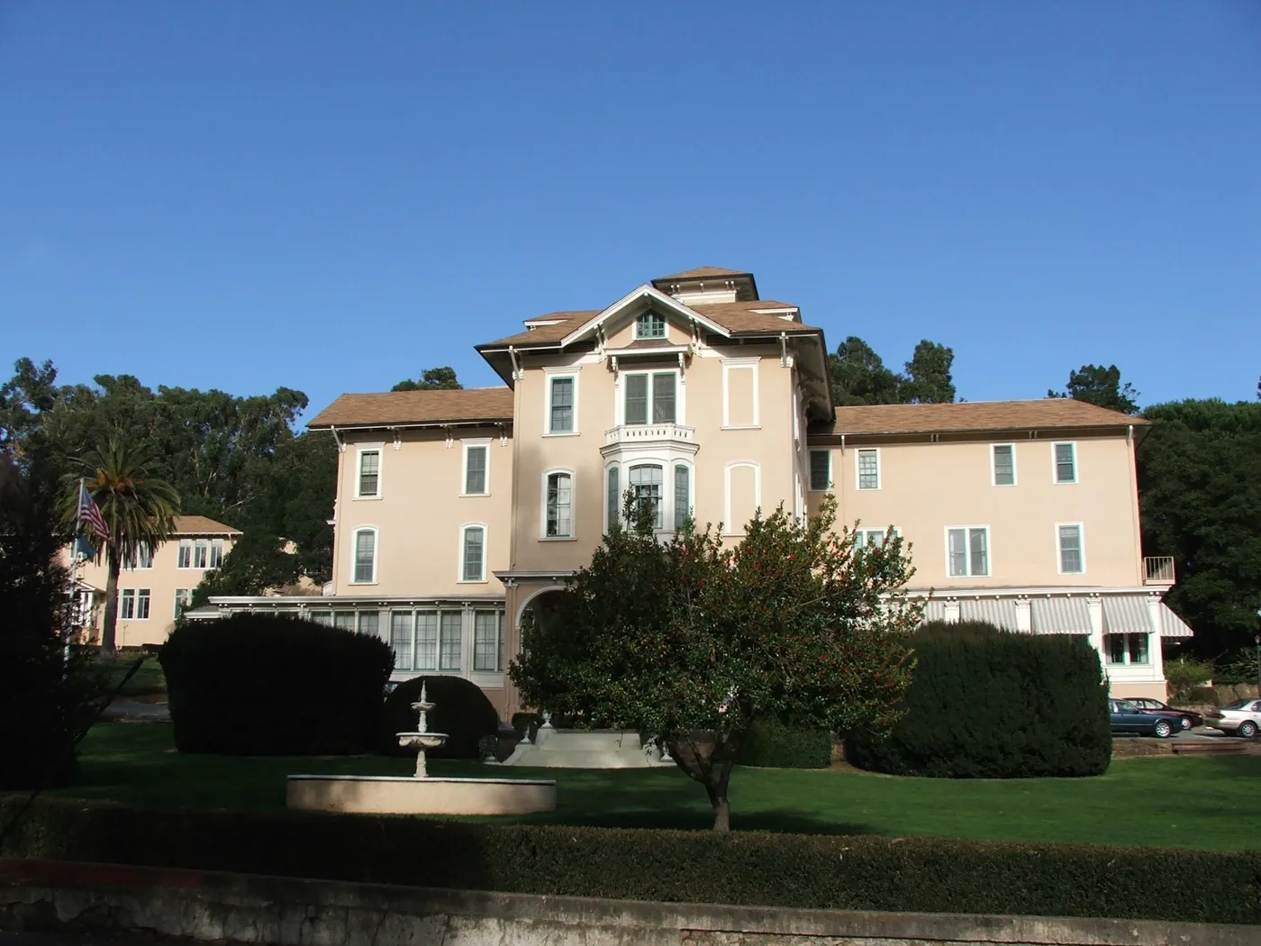 Ralston Hall, исторический белый викторианский особняк в Belmont, California, ныне часть кампуса Notre Dame de Namur University