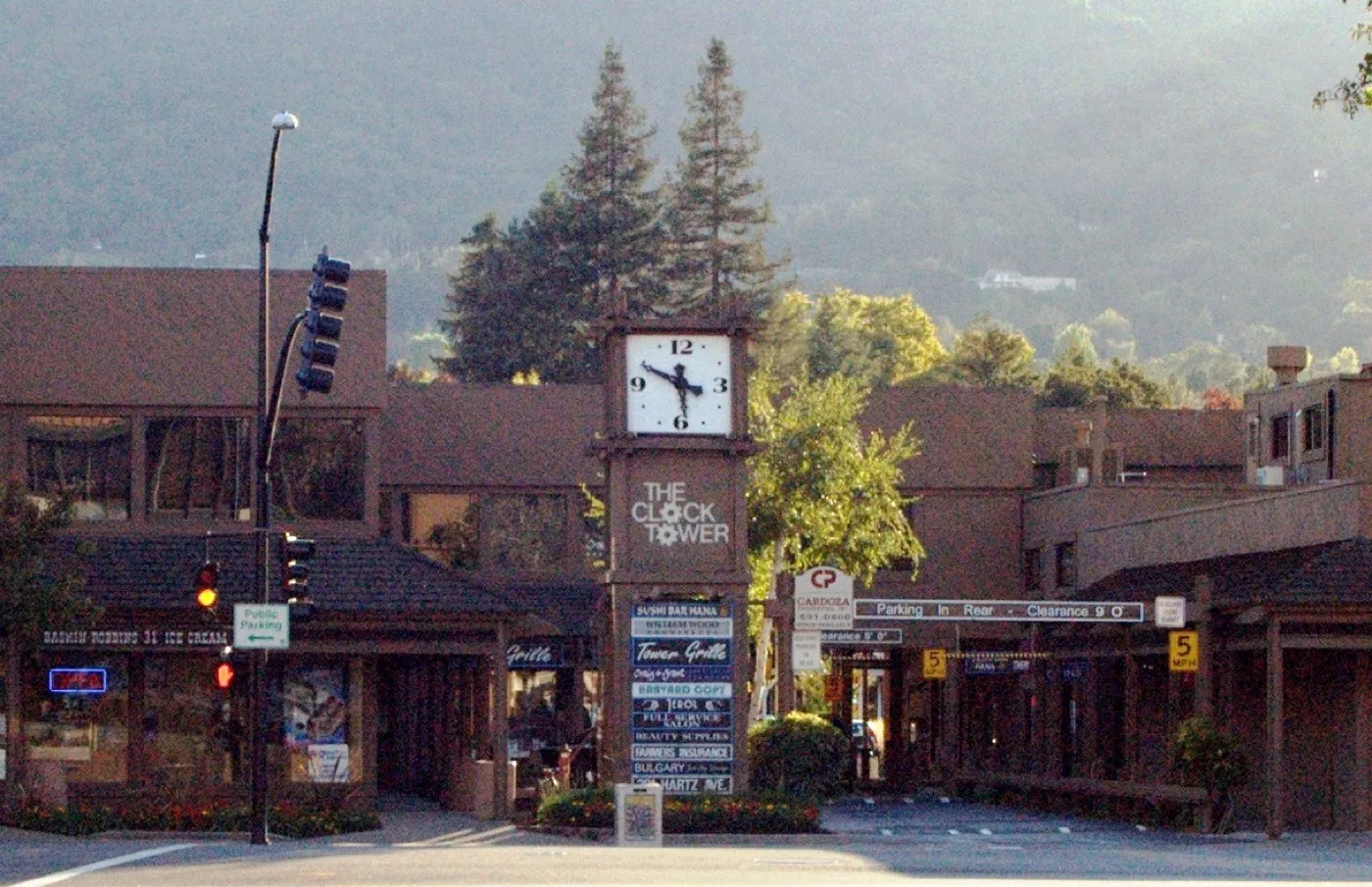 Площадь Clock Tower Square в центре Danville, California, с кирпичной часовой башней