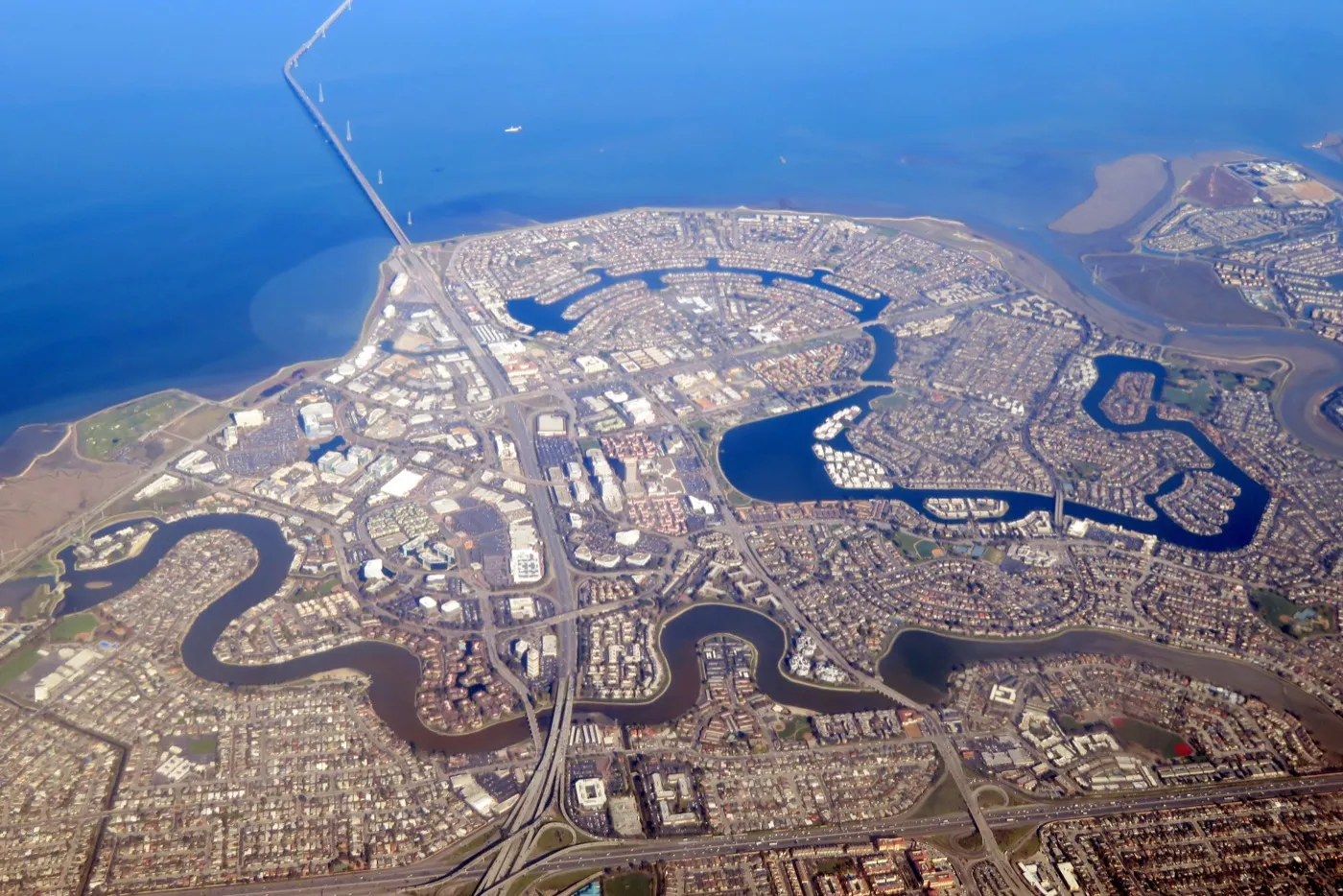 Вид с воздуха на Foster City, California, где видны жилые neighbourhoods и искусственная система лагун вдоль залива San Francisco