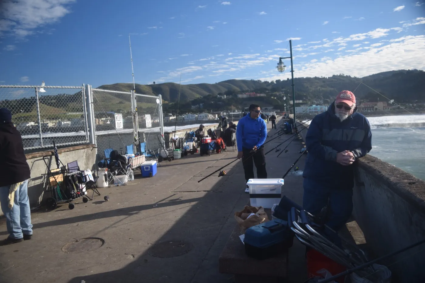 Пирс Pacifica Pier, уходящий в Тихий океан в Pacifica, California