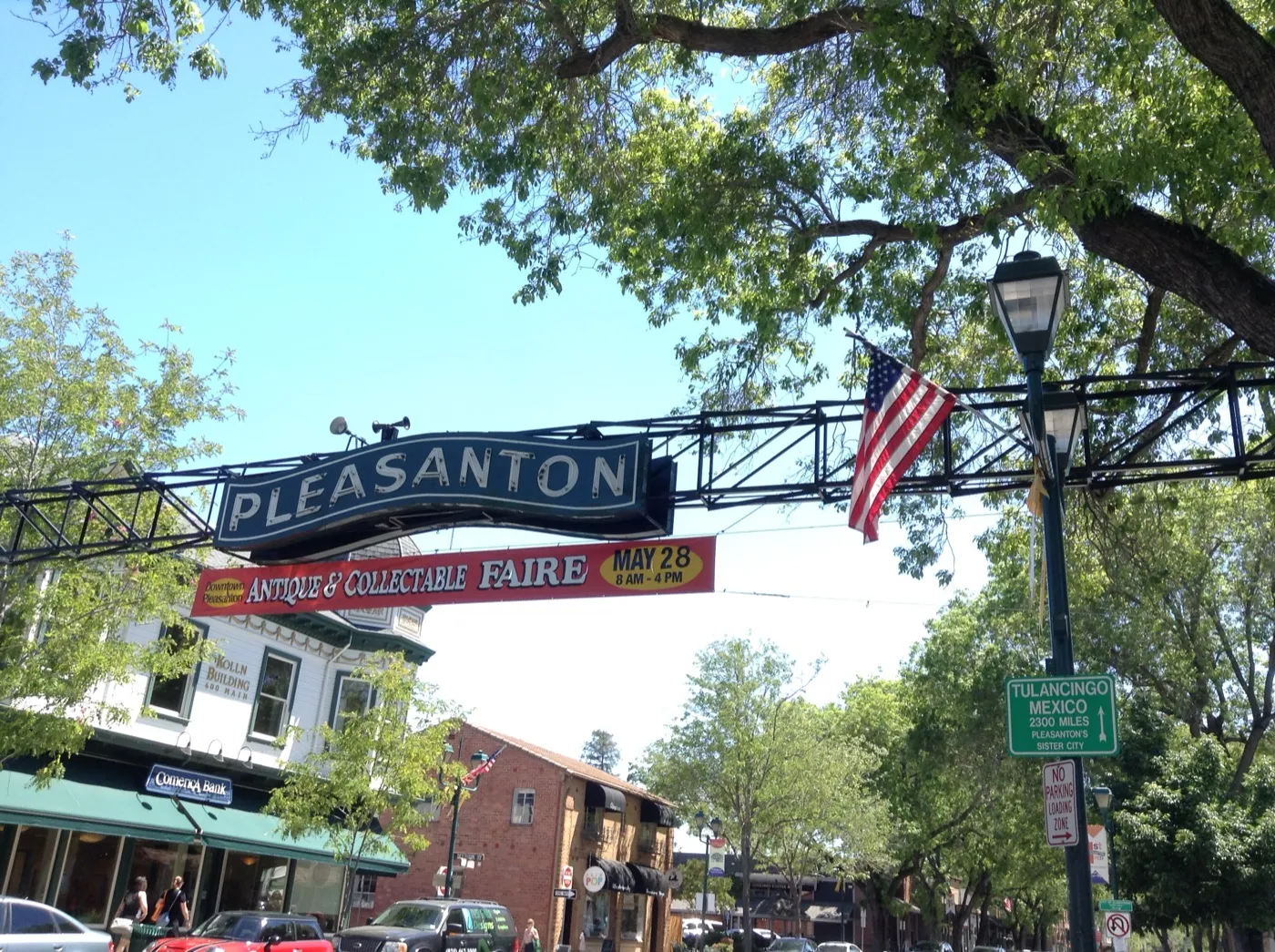 Main Street и историческая арка в центре Pleasanton