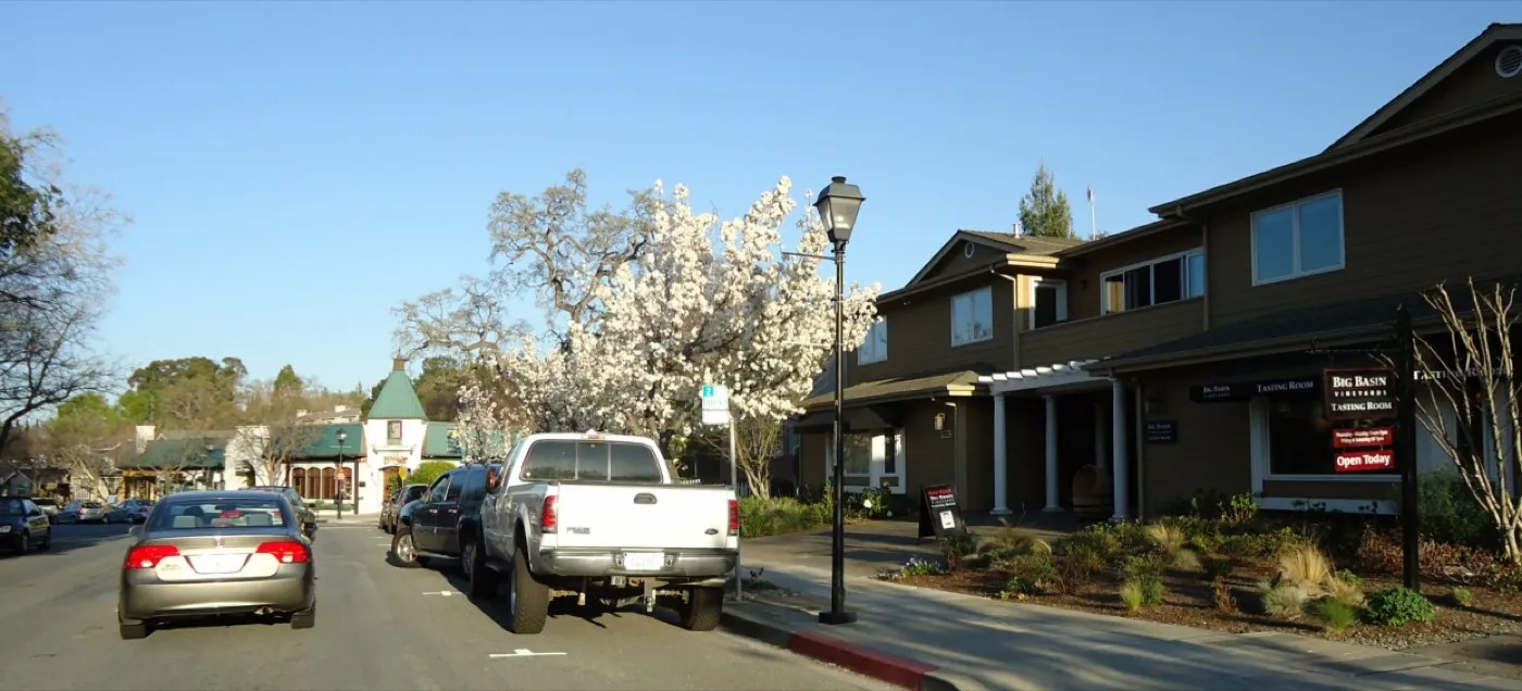 Вид улицы в центре Saratoga, California, в торговом квартале Village на Big Basin Way