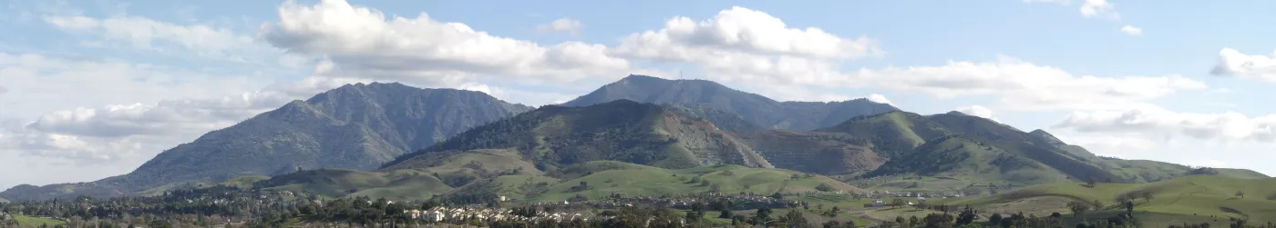 Панорамный вид на Mount Diablo над пологими холмами округа Contra Costa