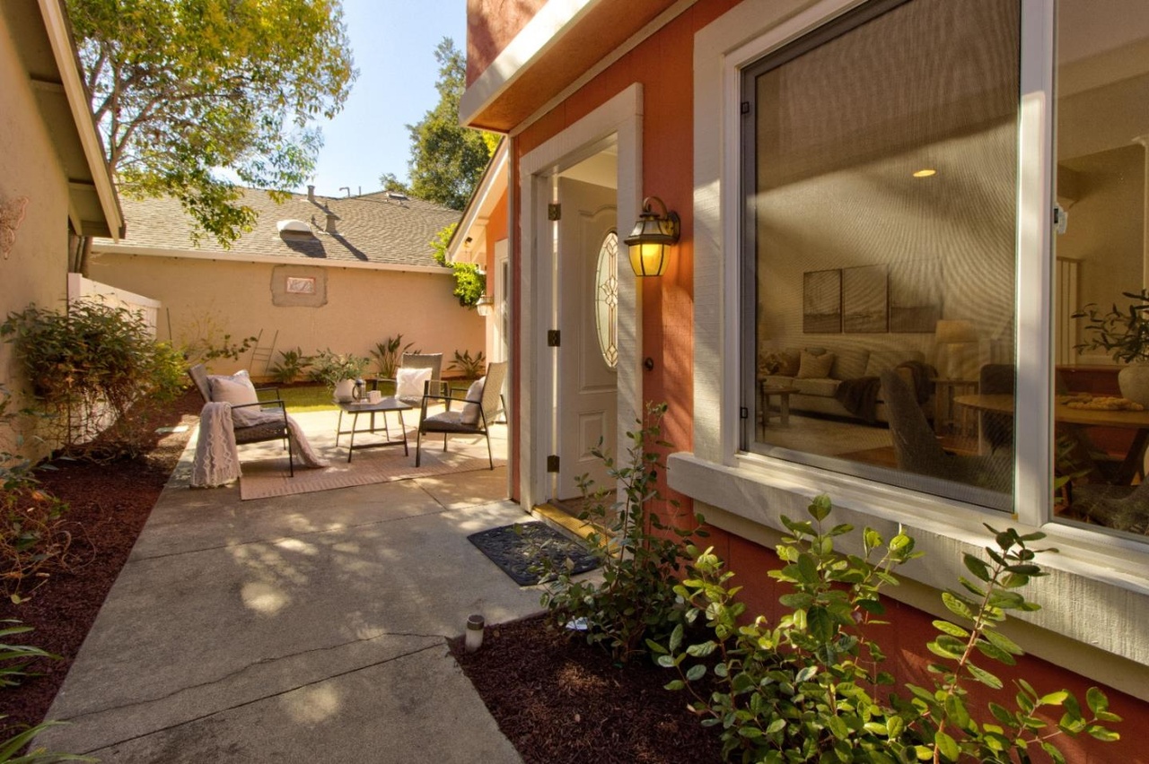 Боковой двор и вход в дом 1213 Manet Dr в западной части Sunnyvale