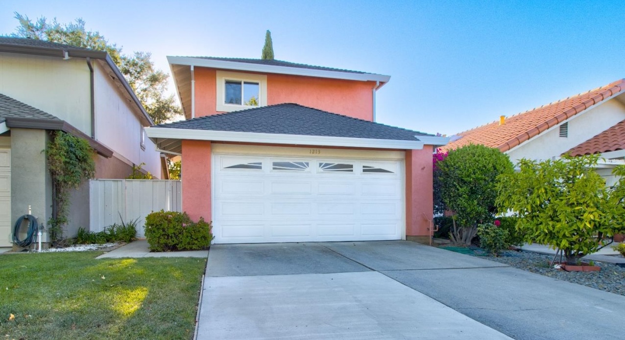 Фасад дома 1213 Manet Dr, Sunnyvale, с гаражом на 2 машины и подъездной дорожкой